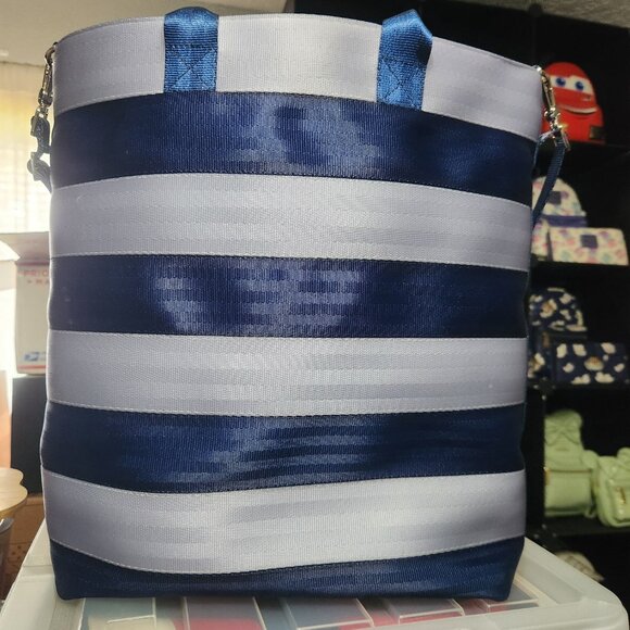 Harveys Seatbelt Seacycle Streamline Tote Denim + Navy EUC - Picture 2 of 7